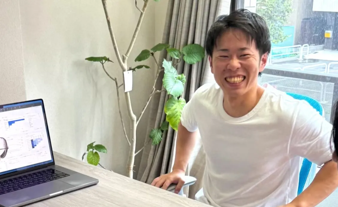笑顔で話している社員の写真。