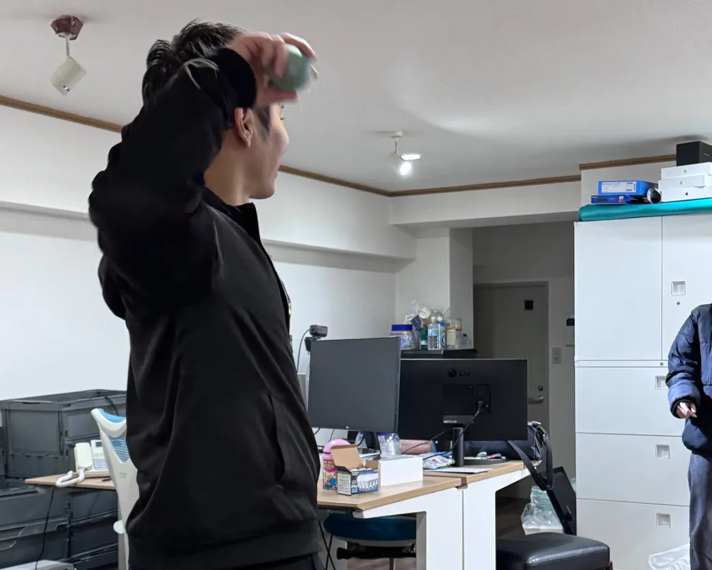 社員がオフィスで楽しそうにしているイメージの写真。