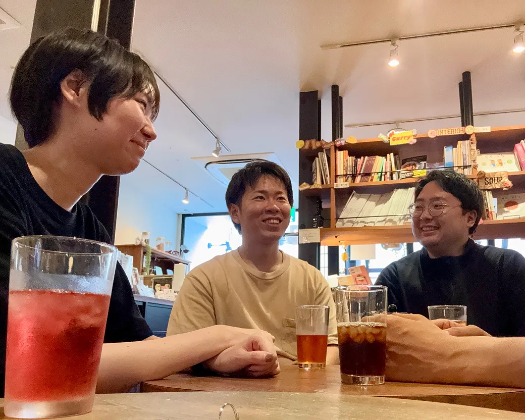 カフェで社員が談笑している様子。